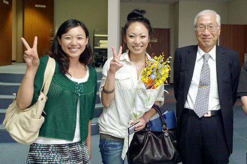 宮田英里さんと野中さゆりさんと岡部洋一学長