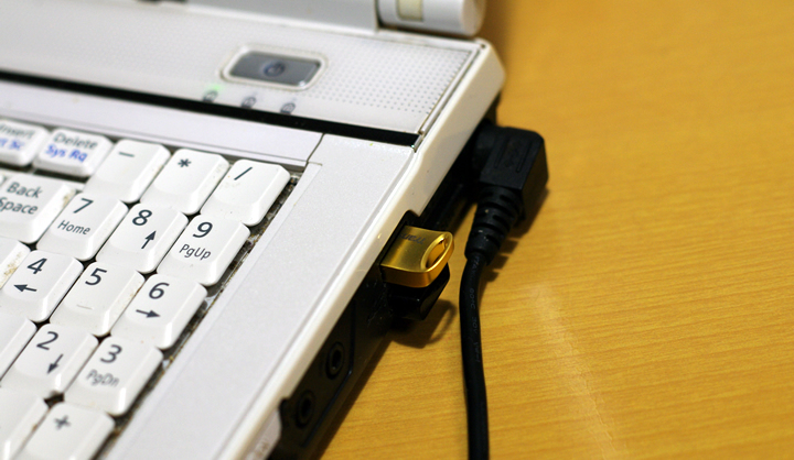 PCに装着したトランセンド JetFlash 710 TS16GJF710（16GB）USBメモリー
